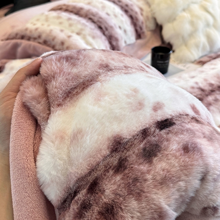 91家纺网 家纺一手货源 找家纺 （总）若未家居 LOVEWE HOUSE 2025新款流光豹纹视觉系A版全消光丹麦貂B版250克全消光牛奶绒轻奢高端绒四件套