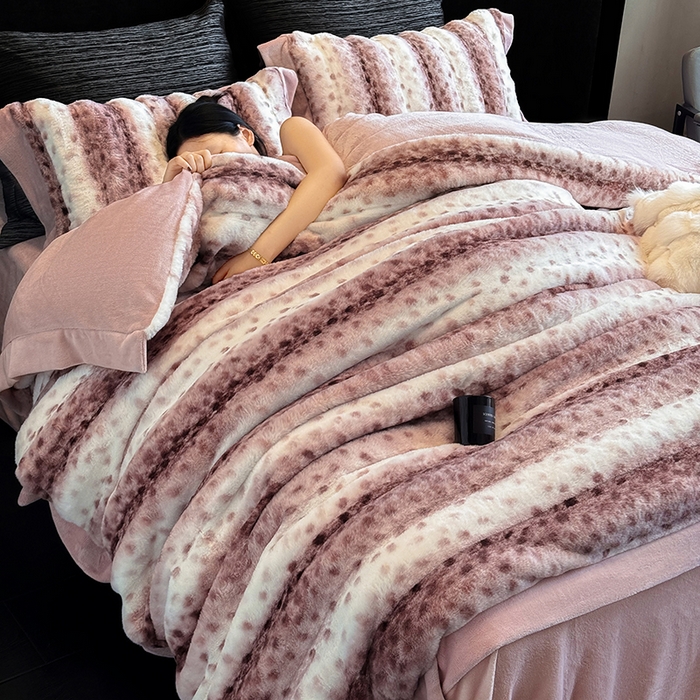 91家纺网 家纺一手货源 找家纺 （总）若未家居 LOVEWE HOUSE 2025新款流光豹纹视觉系A版全消光丹麦貂B版250克全消光牛奶绒轻奢高端绒四件套