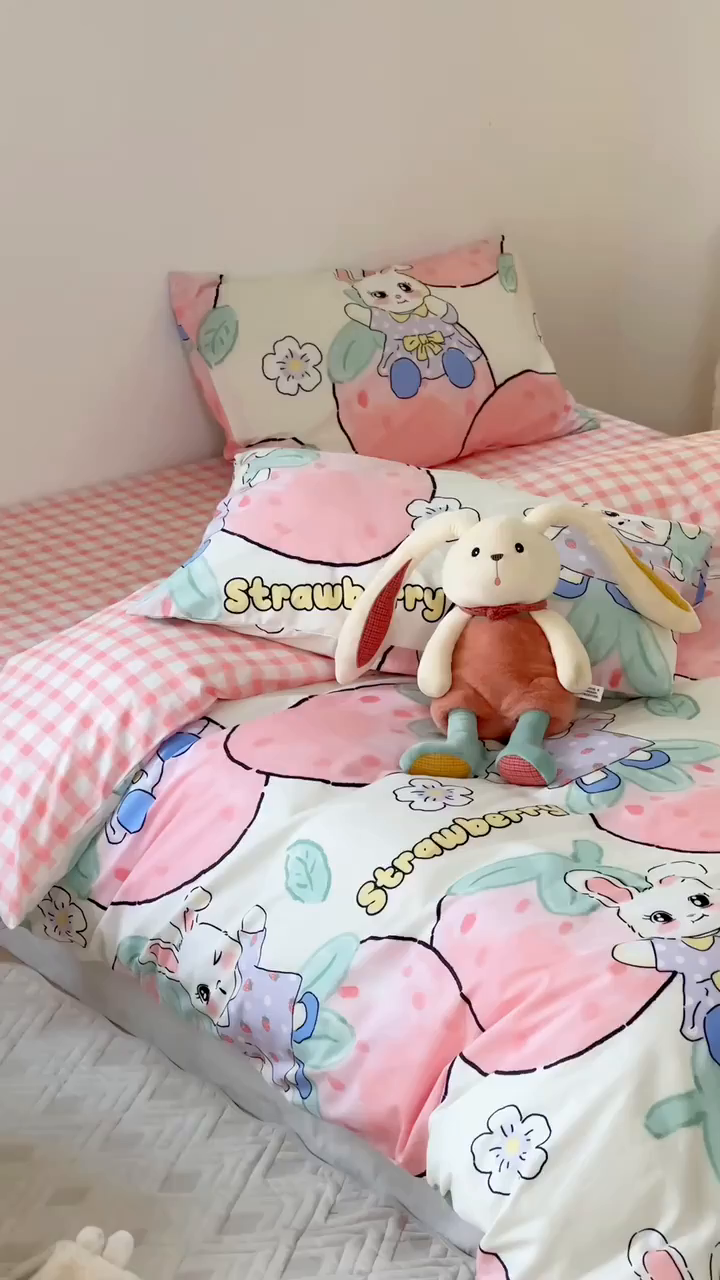 91家纺网 家纺一手货源 找家纺 梵克保罗 2025春夏新款全棉小清新卡通碎花学生季三件套四件套 草莓兔