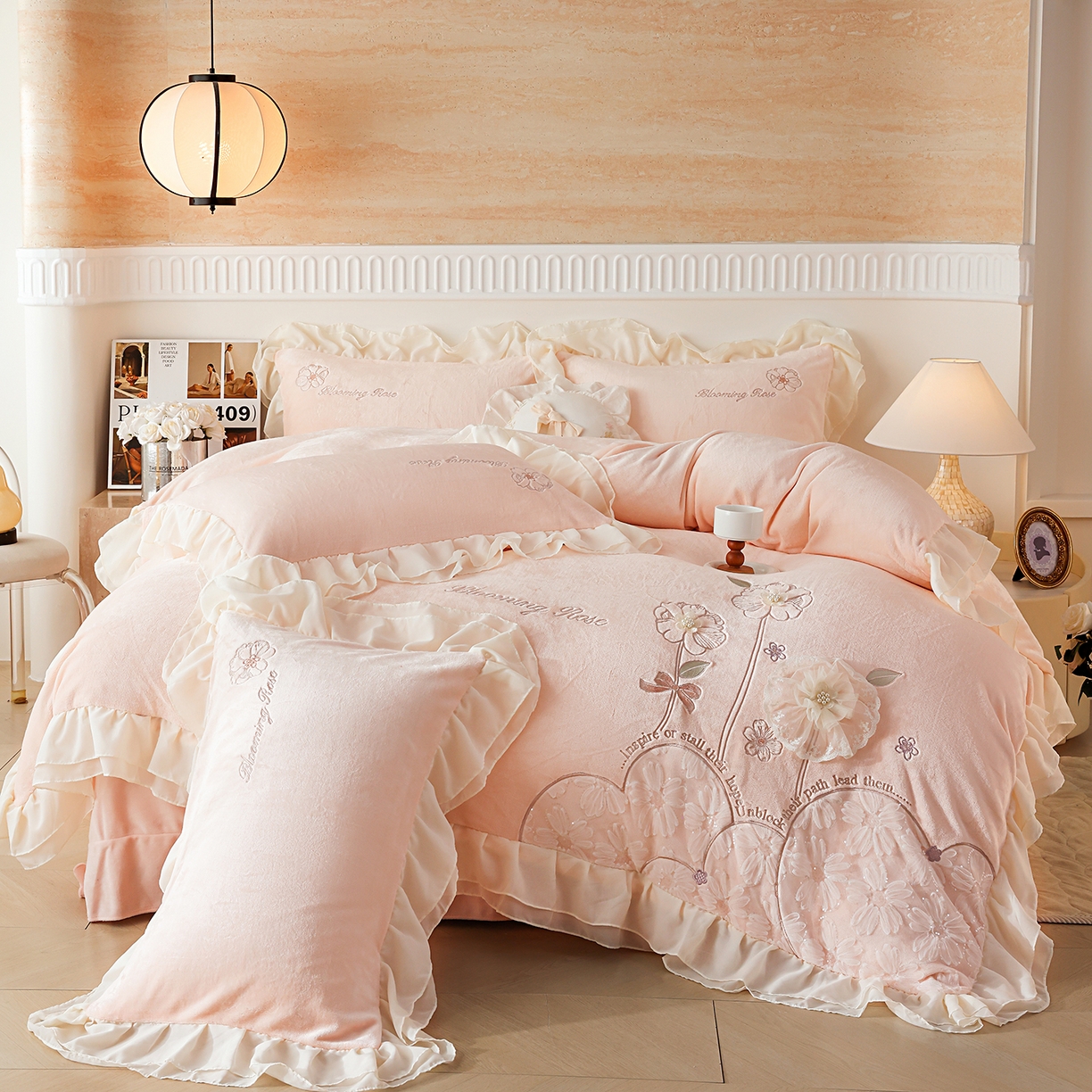 91家纺网 家纺一手货源 找家纺 （总）孟鑫家纺 2025新款230g高克重韩版立体盘花牛奶法式雪纺花边绣花四件套床单床盖款被套-花期如梦系列,花期如梦-樱花粉,花期如梦-橙色,花期如梦-豆沙,花期如梦-湖绿,花期如梦-奶昔白,花期如梦-天空蓝,花期如梦-香芋紫,花期如梦-紫灰色