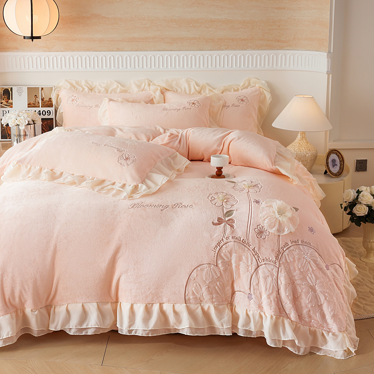 91家纺网 家纺一手货源 找家纺 （总）孟鑫家纺 2025新款230g高克重韩版立体盘花牛奶法式雪纺花边绣花四件套床单床盖款被套-花期如梦系列