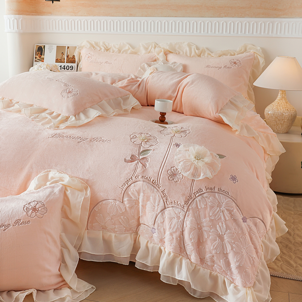 91家纺网 家纺一手货源 找家纺 （总）孟鑫家纺 2025新款230g高克重韩版立体盘花牛奶法式雪纺花边绣花四件套床单床盖款被套-花期如梦系列