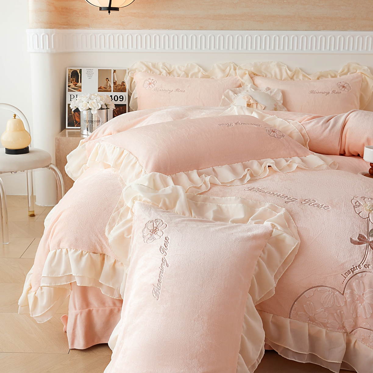 91家纺网 家纺一手货源 找家纺 （总）孟鑫家纺 2025新款230g高克重韩版立体盘花牛奶法式雪纺花边绣花四件套床单床盖款被套-花期如梦系列