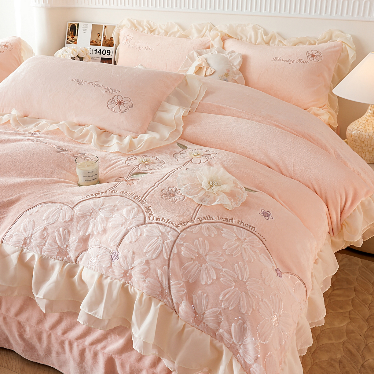 91家纺网 家纺一手货源 找家纺 （总）孟鑫家纺 2025新款230g高克重韩版立体盘花牛奶法式雪纺花边绣花四件套床单床盖款被套-花期如梦系列