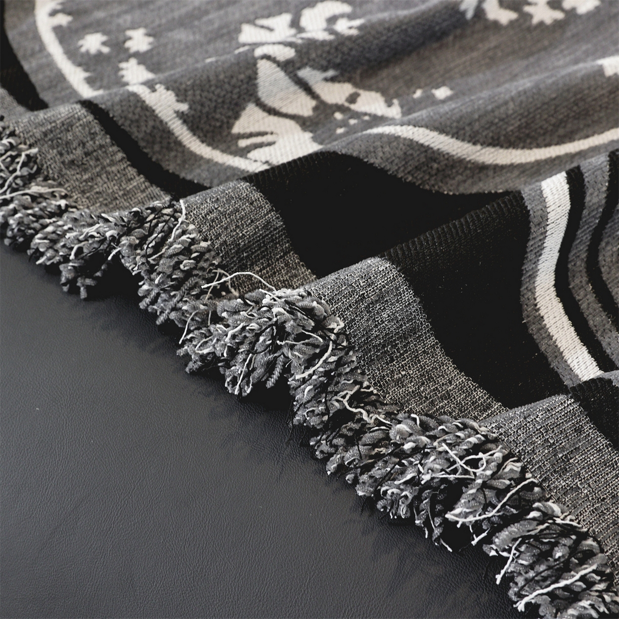 91家纺网 家纺一手货源 找家纺 共鸣沙发垫 2025新款亲肤舒适雪尼尔玉兰黑色沙发巾 秋与黑色 180x340cm沙发巾