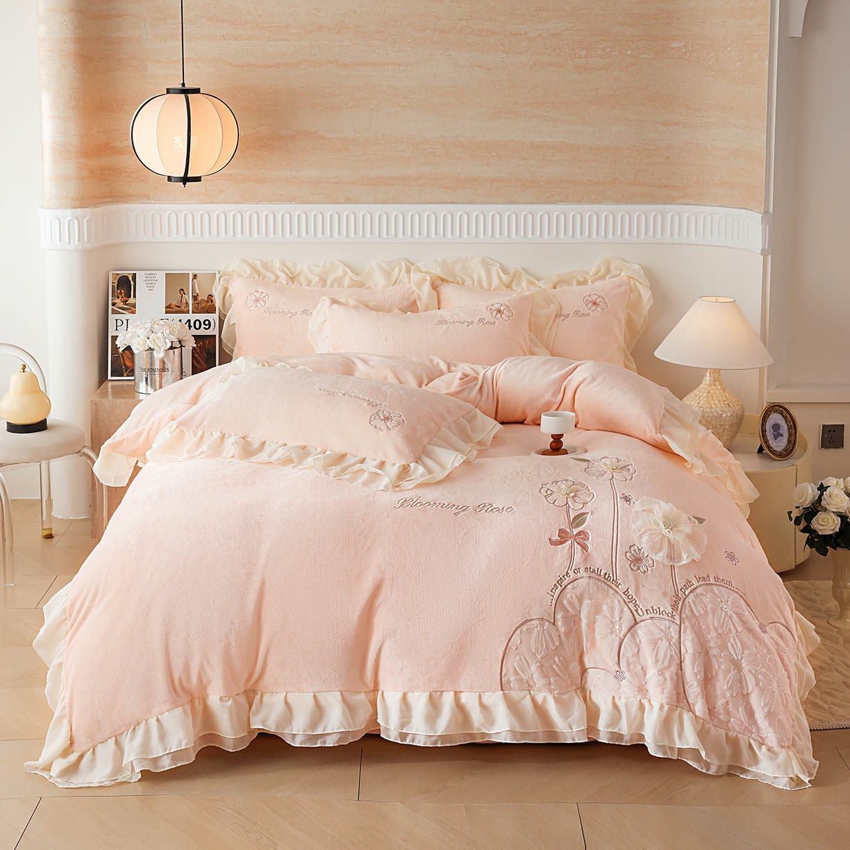 91家纺网 家纺一手货源 找家纺 孟鑫家纺 2025新款230g高克重韩版立体盘花牛奶法式雪纺花边绣花四件套床单床盖款被套-花期如梦系列 花期如梦-樱花粉