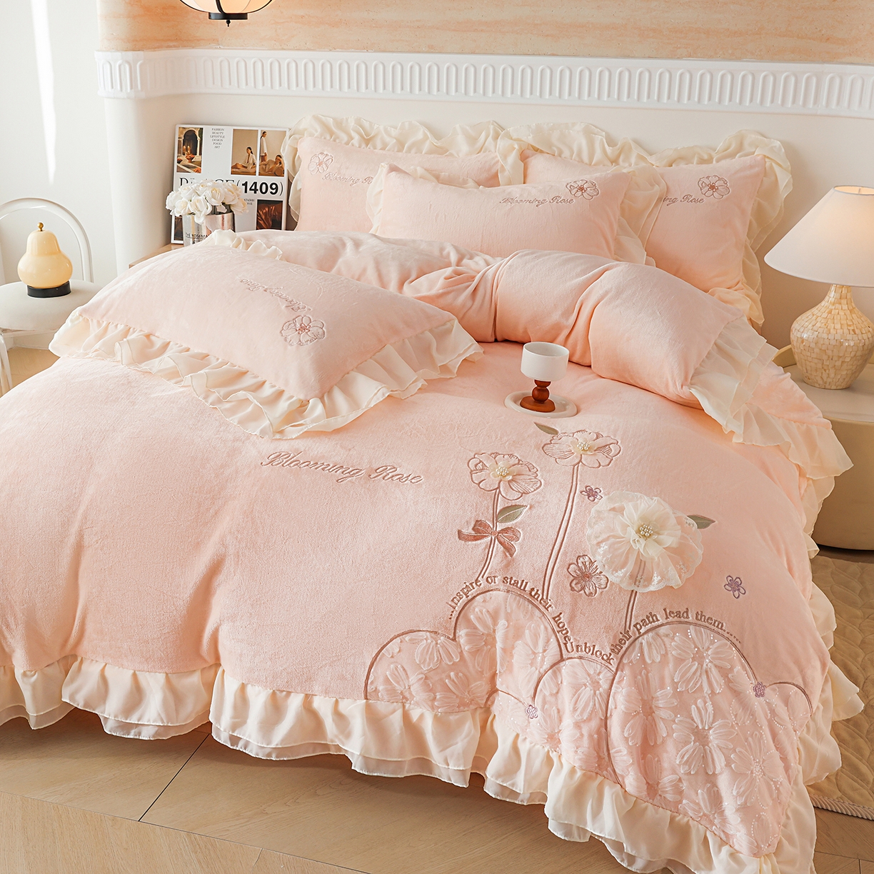 91家纺网 家纺一手货源 找家纺 孟鑫家纺 2025新款230g高克重韩版立体盘花牛奶法式雪纺花边绣花四件套床单床盖款被套-花期如梦系列 花期如梦-樱花粉