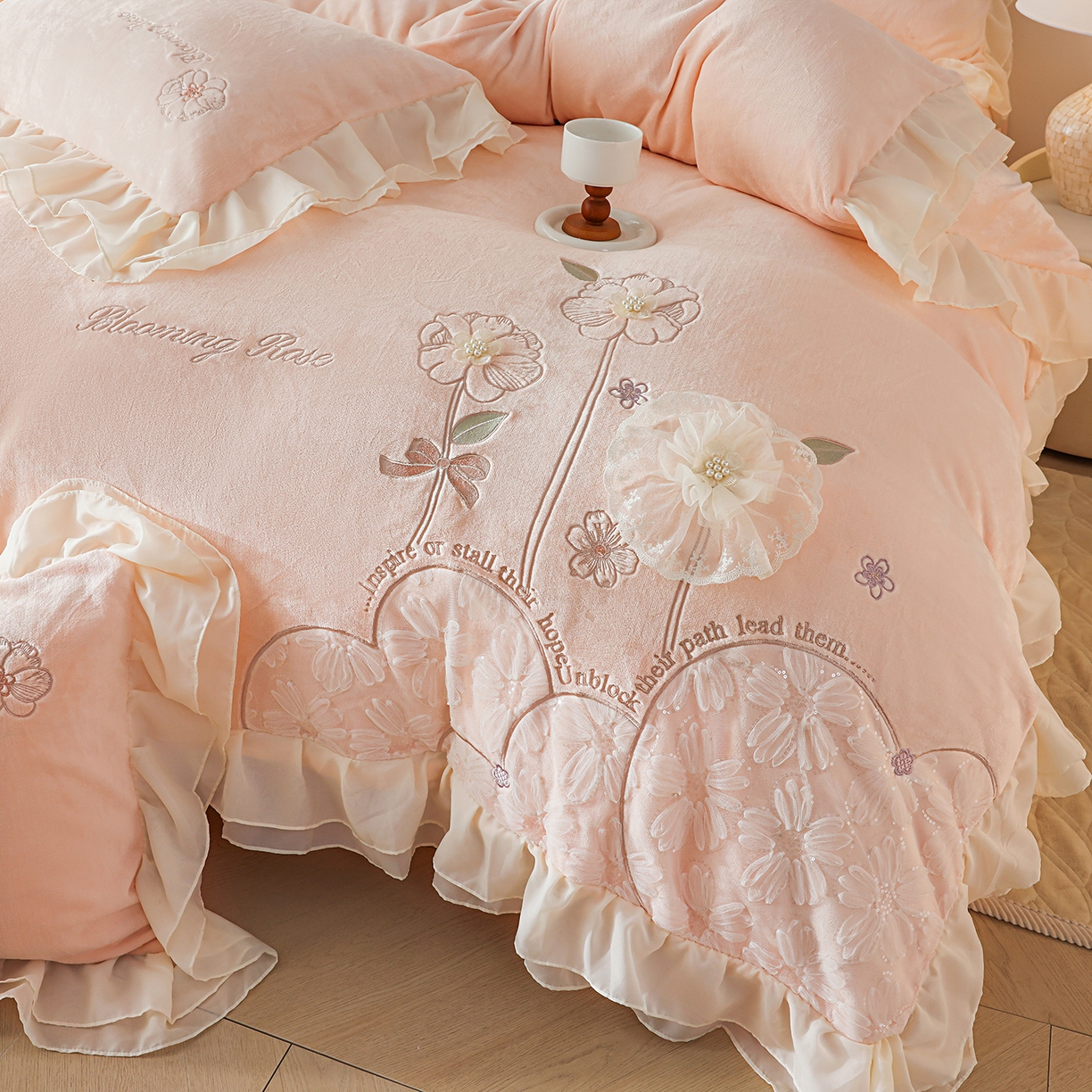 91家纺网 家纺一手货源 找家纺 孟鑫家纺 2025新款230g高克重韩版立体盘花牛奶法式雪纺花边绣花四件套床单床盖款被套-花期如梦系列 花期如梦-樱花粉