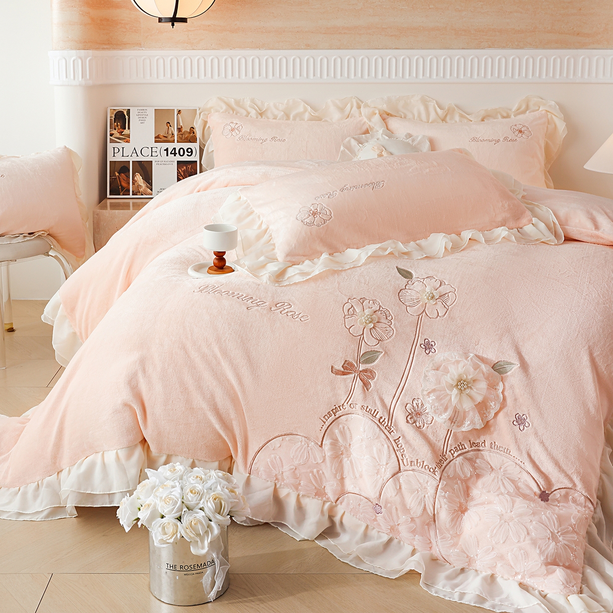 91家纺网 家纺一手货源 找家纺 孟鑫家纺 2025新款230g高克重韩版立体盘花牛奶法式雪纺花边绣花四件套床单床盖款被套-花期如梦系列 花期如梦-樱花粉