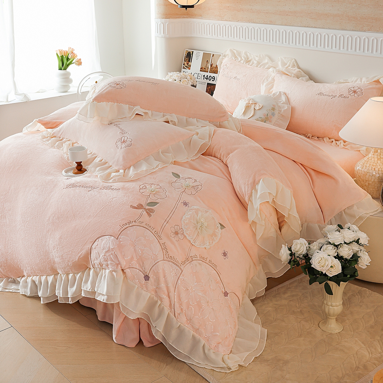 91家纺网 家纺一手货源 找家纺 孟鑫家纺 2025新款230g高克重韩版立体盘花牛奶法式雪纺花边绣花四件套床单床盖款被套-花期如梦系列 花期如梦-樱花粉