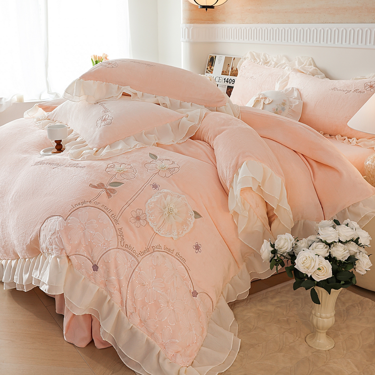 91家纺网 家纺一手货源 找家纺 孟鑫家纺 2025新款230g高克重韩版立体盘花牛奶法式雪纺花边绣花四件套床单床盖款被套-花期如梦系列 花期如梦-樱花粉
