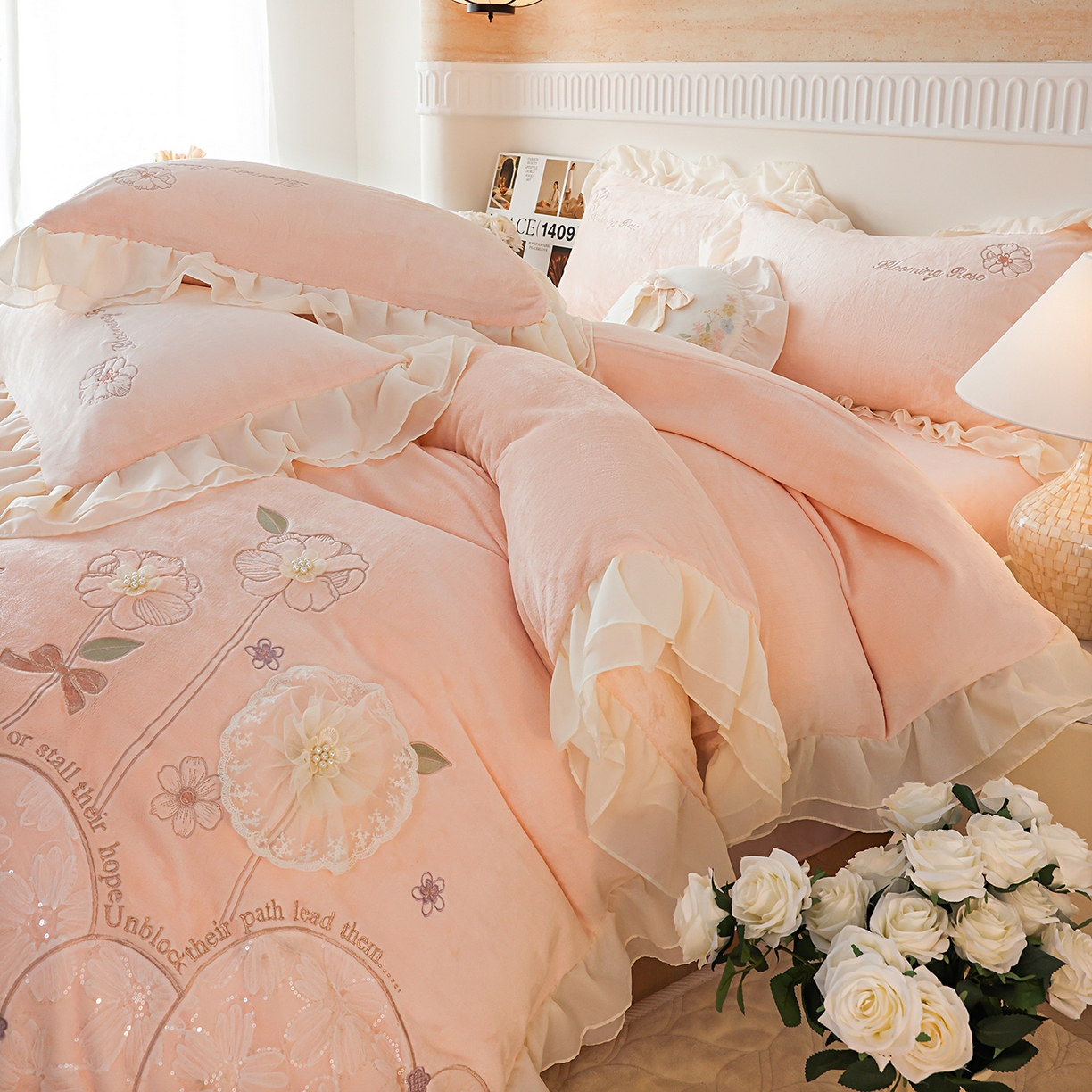 91家纺网 家纺一手货源 找家纺 孟鑫家纺 2025新款230g高克重韩版立体盘花牛奶法式雪纺花边绣花四件套床单床盖款被套-花期如梦系列 花期如梦-樱花粉