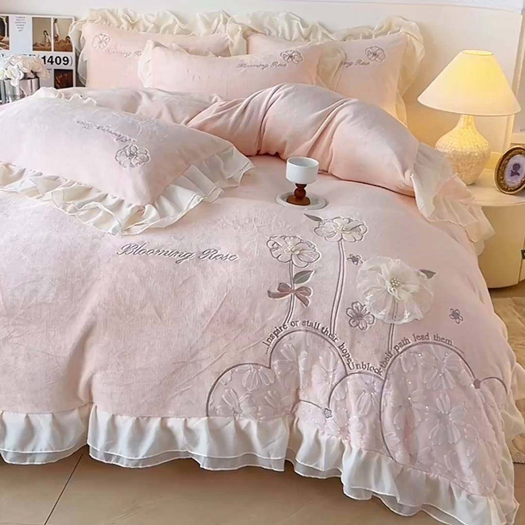 91家纺网 家纺一手货源 找家纺 孟鑫家纺 2025新款230g高克重韩版立体盘花牛奶法式雪纺花边绣花四件套床单床盖款被套-花期如梦系列 花期如梦-樱花粉