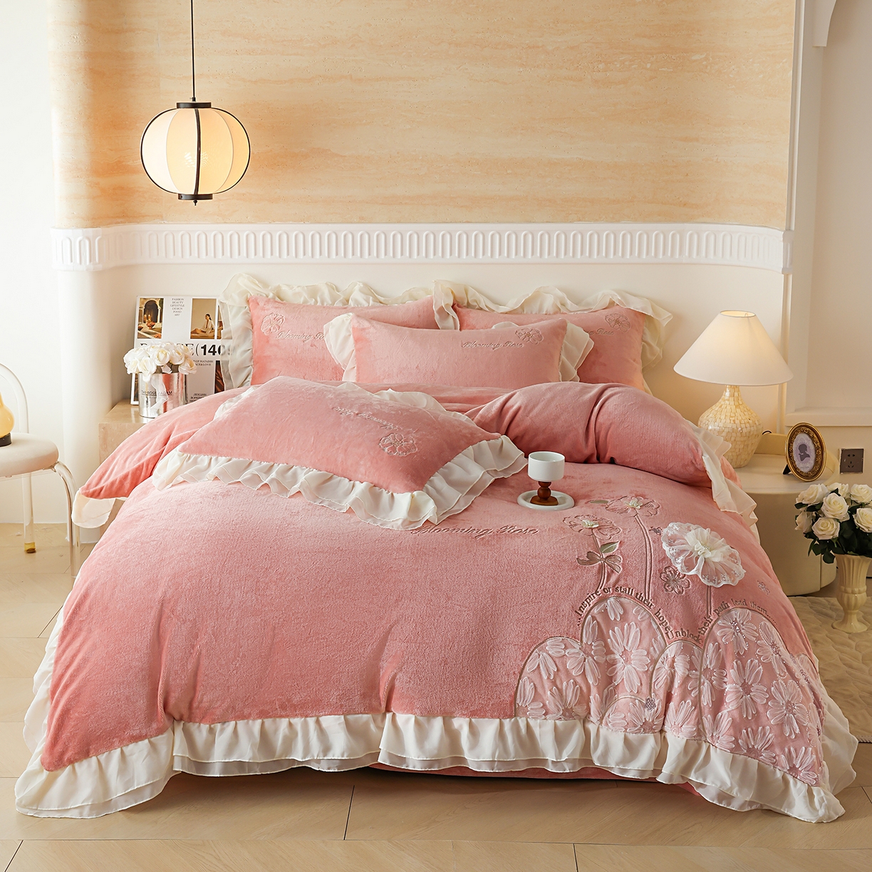 91家纺网 家纺一手货源 找家纺 孟鑫家纺 2025新款230g高克重韩版立体盘花牛奶法式雪纺花边绣花四件套床单床盖款被套-花期如梦系列 花期如梦-豆沙