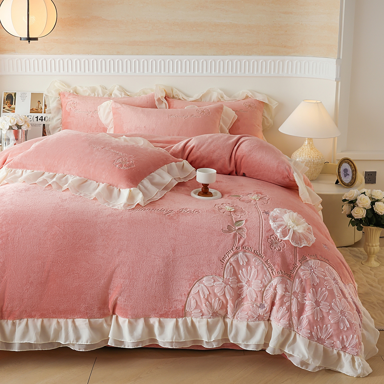 91家纺网 家纺一手货源 找家纺 孟鑫家纺 2025新款230g高克重韩版立体盘花牛奶法式雪纺花边绣花四件套床单床盖款被套-花期如梦系列 花期如梦-豆沙