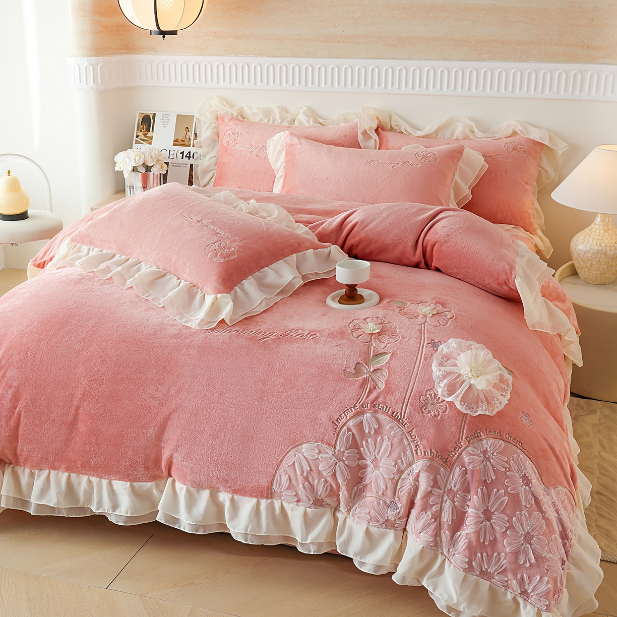 91家纺网 家纺一手货源 找家纺 孟鑫家纺 2025新款230g高克重韩版立体盘花牛奶法式雪纺花边绣花四件套床单床盖款被套-花期如梦系列 花期如梦-豆沙