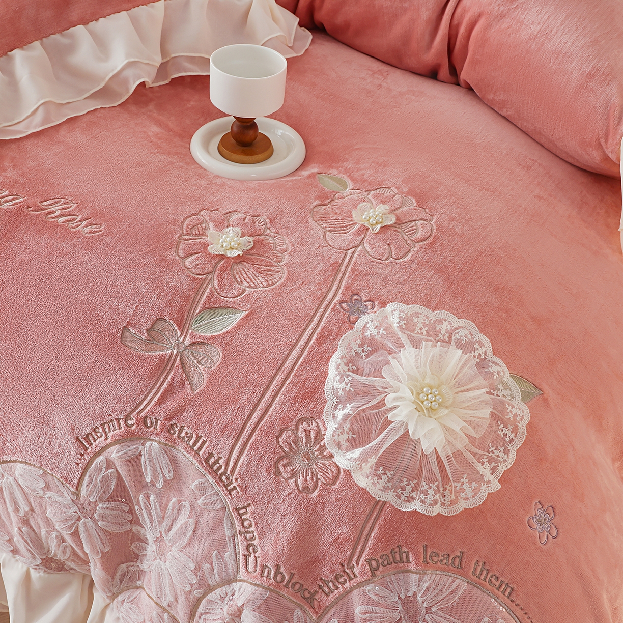 91家纺网 家纺一手货源 找家纺 孟鑫家纺 2025新款230g高克重韩版立体盘花牛奶法式雪纺花边绣花四件套床单床盖款被套-花期如梦系列 花期如梦-豆沙