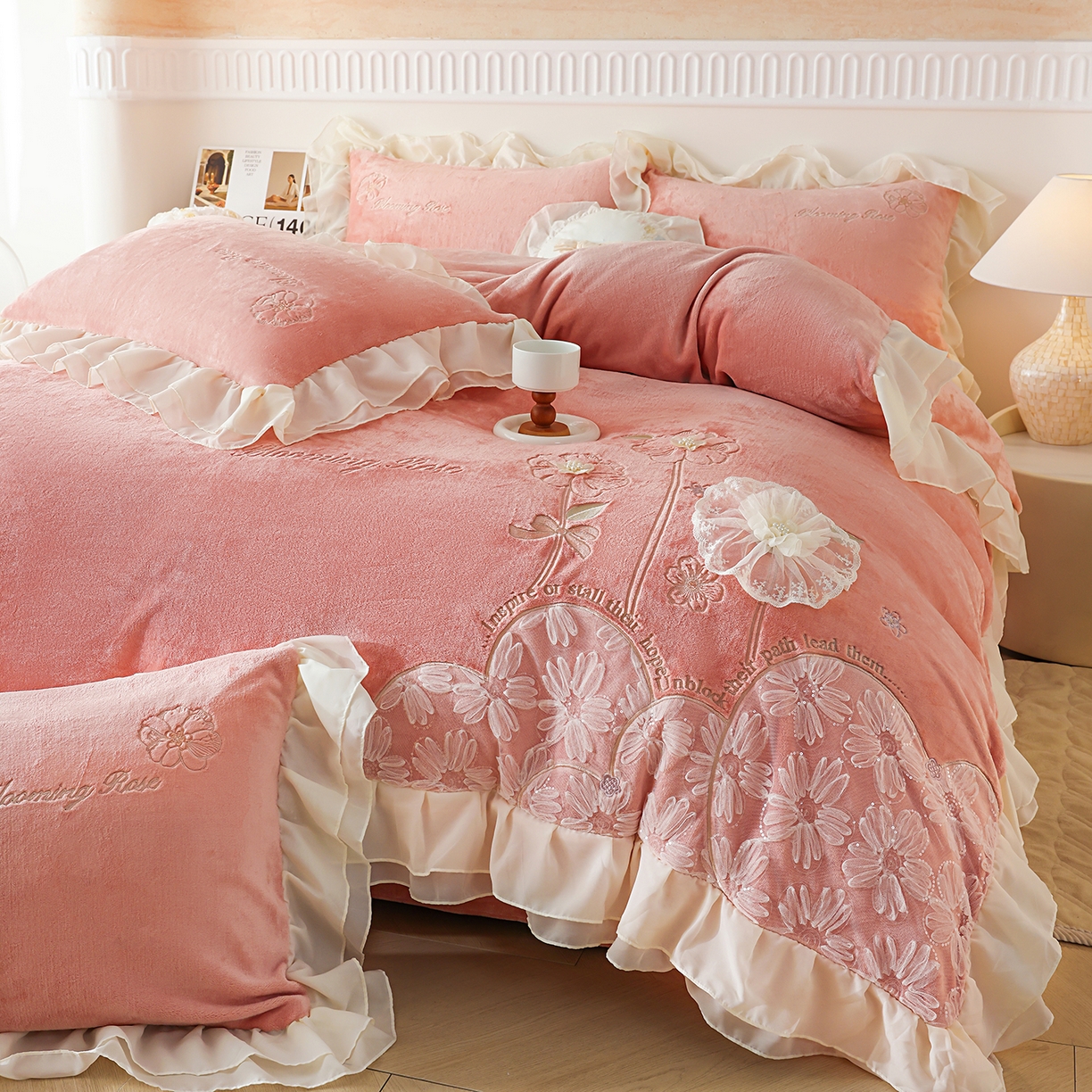 91家纺网 家纺一手货源 找家纺 孟鑫家纺 2025新款230g高克重韩版立体盘花牛奶法式雪纺花边绣花四件套床单床盖款被套-花期如梦系列 花期如梦-豆沙