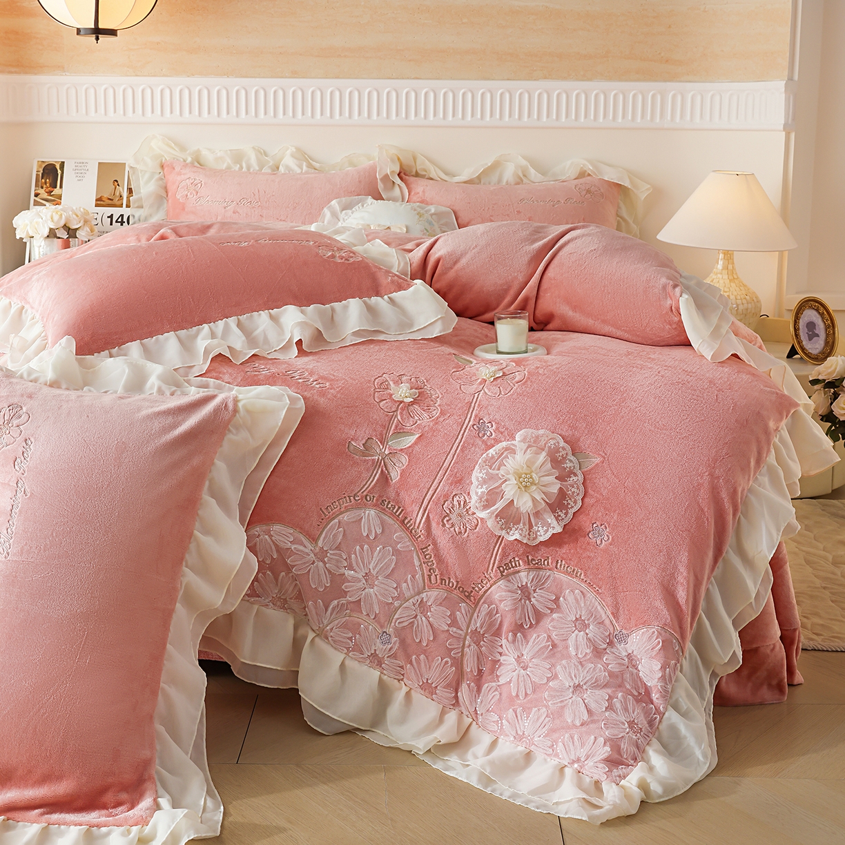 91家纺网 家纺一手货源 找家纺 孟鑫家纺 2025新款230g高克重韩版立体盘花牛奶法式雪纺花边绣花四件套床单床盖款被套-花期如梦系列 花期如梦-豆沙