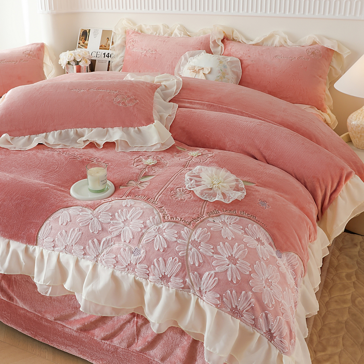 91家纺网 家纺一手货源 找家纺 孟鑫家纺 2025新款230g高克重韩版立体盘花牛奶法式雪纺花边绣花四件套床单床盖款被套-花期如梦系列 花期如梦-豆沙