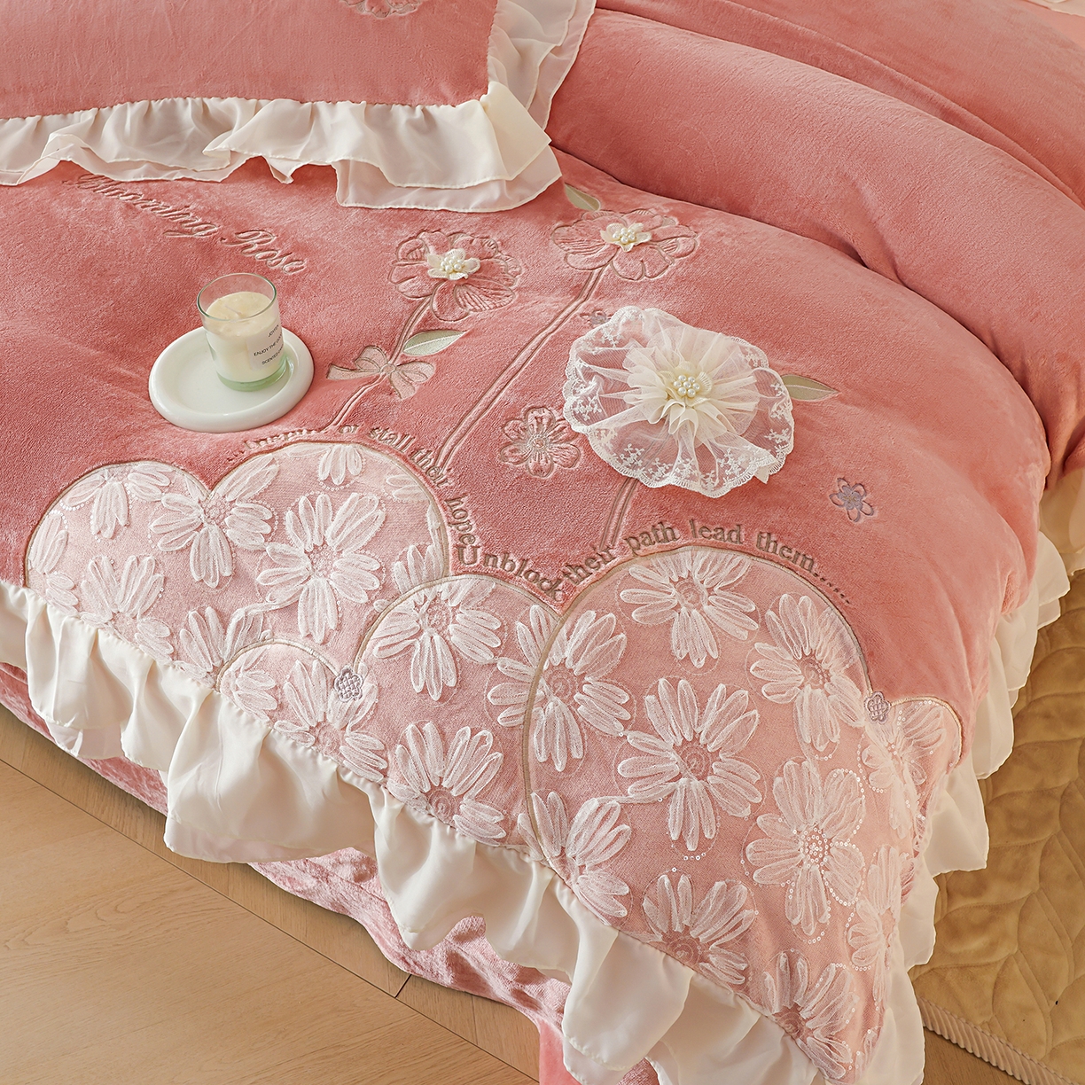 91家纺网 家纺一手货源 找家纺 孟鑫家纺 2025新款230g高克重韩版立体盘花牛奶法式雪纺花边绣花四件套床单床盖款被套-花期如梦系列 花期如梦-豆沙