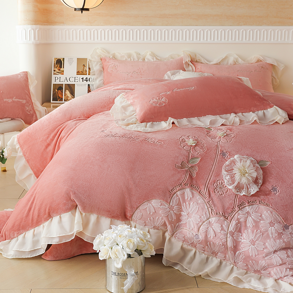 91家纺网 家纺一手货源 找家纺 孟鑫家纺 2025新款230g高克重韩版立体盘花牛奶法式雪纺花边绣花四件套床单床盖款被套-花期如梦系列 花期如梦-豆沙