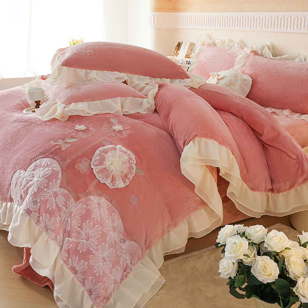 91家纺网 家纺一手货源 找家纺 孟鑫家纺 2025新款230g高克重韩版立体盘花牛奶法式雪纺花边绣花四件套床单床盖款被套-花期如梦系列 花期如梦-豆沙