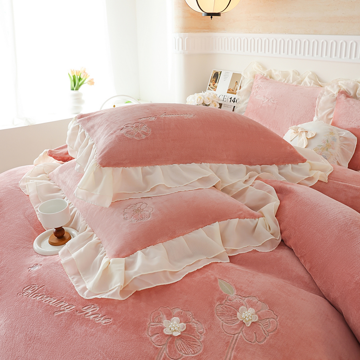 91家纺网 家纺一手货源 找家纺 孟鑫家纺 2025新款230g高克重韩版立体盘花牛奶法式雪纺花边绣花四件套床单床盖款被套-花期如梦系列 花期如梦-豆沙