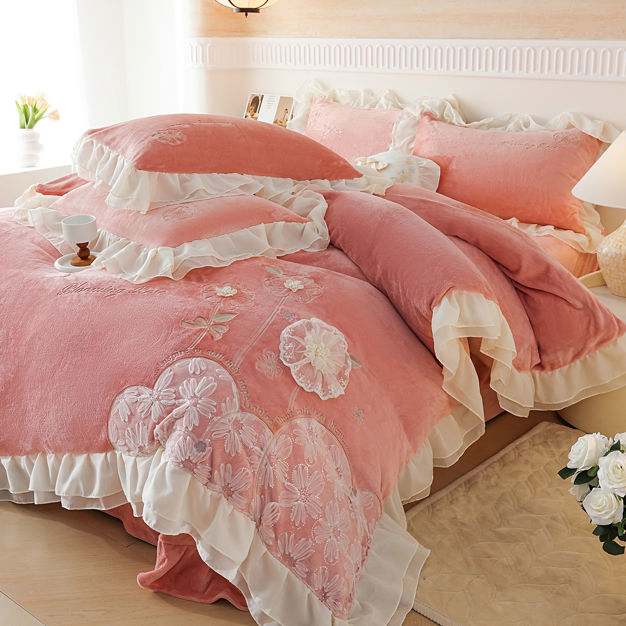 91家纺网 家纺一手货源 找家纺 孟鑫家纺 2025新款230g高克重韩版立体盘花牛奶法式雪纺花边绣花四件套床单床盖款被套-花期如梦系列 花期如梦-豆沙