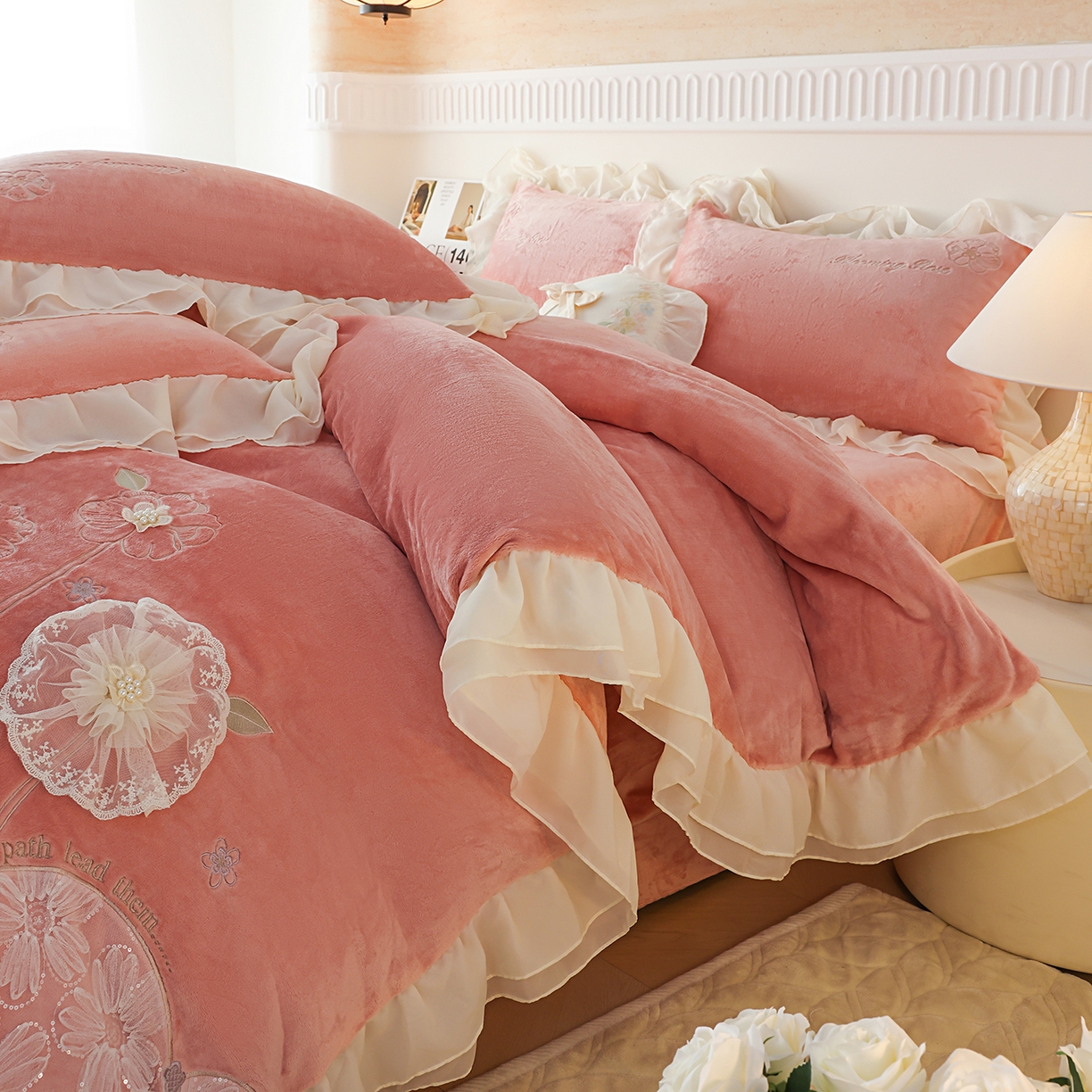 91家纺网 家纺一手货源 找家纺 孟鑫家纺 2025新款230g高克重韩版立体盘花牛奶法式雪纺花边绣花四件套床单床盖款被套-花期如梦系列 花期如梦-豆沙