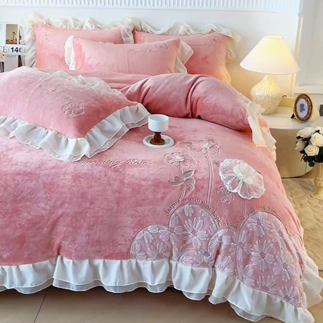 91家纺网 家纺一手货源 找家纺 孟鑫家纺 2025新款230g高克重韩版立体盘花牛奶法式雪纺花边绣花四件套床单床盖款被套-花期如梦系列 花期如梦-豆沙