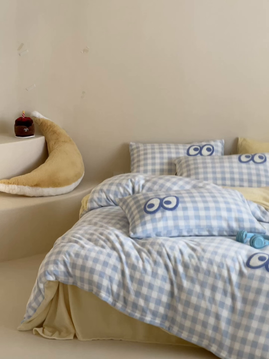 91家纺网 家纺一手货源 找家纺 （总）桃子家居 2025新款A类ins毛巾绣显眼包撞色格子玛卡龙加厚牛奶绒织标四件套时尚模特