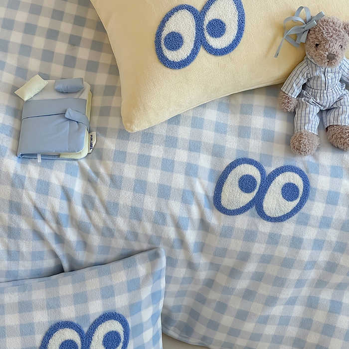 91家纺网 家纺一手货源 找家纺 （总）桃子家居 2025新款A类ins毛巾绣显眼包撞色格子玛卡龙加厚牛奶绒织标四件套时尚模特