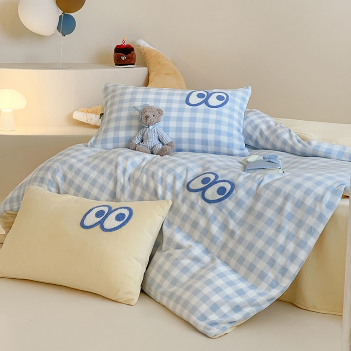 91家纺网 家纺一手货源 找家纺 （总）桃子家居 2025新款A类ins毛巾绣显眼包撞色格子玛卡龙加厚牛奶绒织标四件套时尚模特