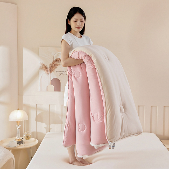 91家纺网 家纺一手货源 找家纺 亿莱鑫 2025新款A类超柔火山绒春秋被被子被芯冬被 樱花粉