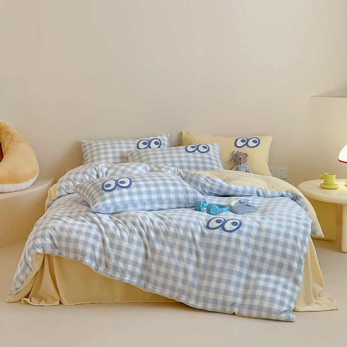 91家纺网 家纺一手货源 找家纺 （总）桃子家居 2025新款A类ins毛巾绣显眼包撞色格子玛卡龙加厚牛奶绒织标四件套时尚模特