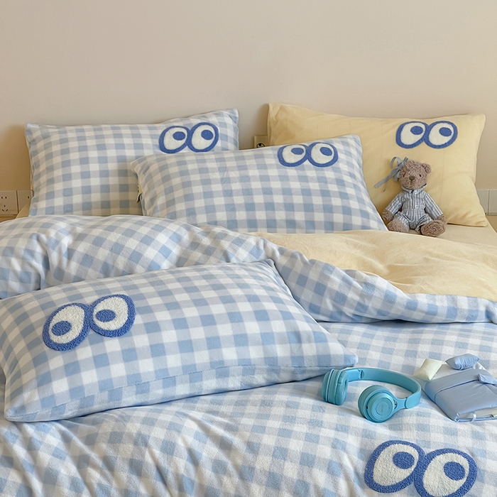 91家纺网 家纺一手货源 找家纺 （总）桃子家居 2025新款A类ins毛巾绣显眼包撞色格子玛卡龙加厚牛奶绒织标四件套时尚模特