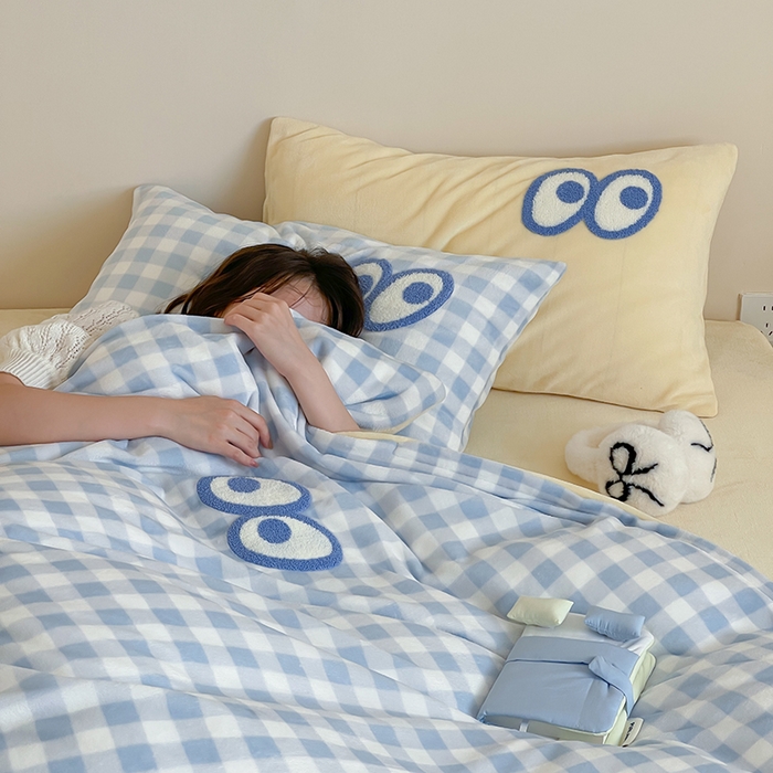 91家纺网 家纺一手货源 找家纺 （总）桃子家居 2025新款A类ins毛巾绣显眼包撞色格子玛卡龙加厚牛奶绒织标四件套时尚模特