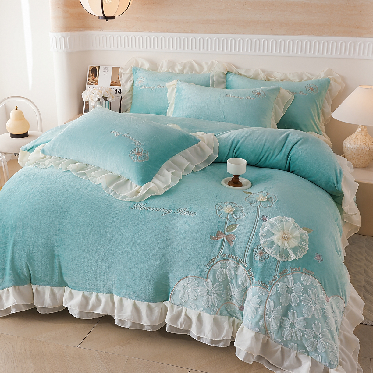 91家纺网 家纺一手货源 找家纺 孟鑫家纺 2025新款230g高克重韩版立体盘花牛奶法式雪纺花边绣花四件套床单床盖款被套-花期如梦系列 花期如梦-湖绿