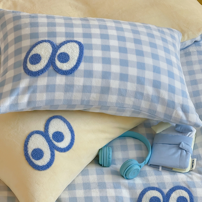 91家纺网 家纺一手货源 找家纺 （总）桃子家居 2025新款A类ins毛巾绣显眼包撞色格子玛卡龙加厚牛奶绒织标四件套时尚模特