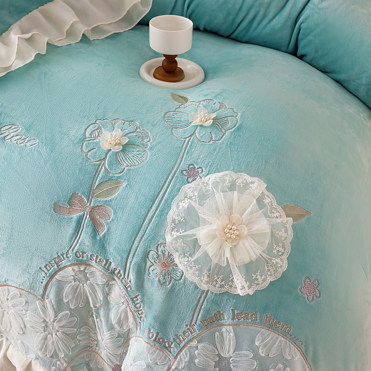 91家纺网 家纺一手货源 找家纺 孟鑫家纺 2025新款230g高克重韩版立体盘花牛奶法式雪纺花边绣花四件套床单床盖款被套-花期如梦系列 花期如梦-湖绿