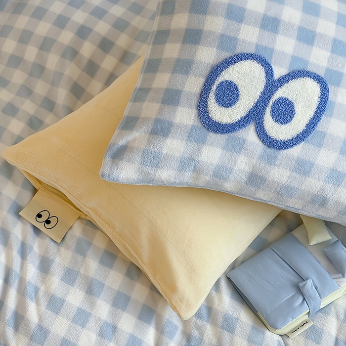 91家纺网 家纺一手货源 找家纺 （总）桃子家居 2025新款A类ins毛巾绣显眼包撞色格子玛卡龙加厚牛奶绒织标四件套时尚模特