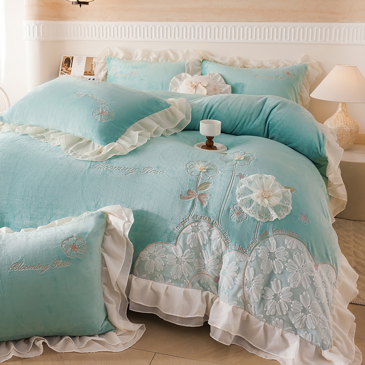 91家纺网 家纺一手货源 找家纺 孟鑫家纺 2025新款230g高克重韩版立体盘花牛奶法式雪纺花边绣花四件套床单床盖款被套-花期如梦系列 花期如梦-湖绿