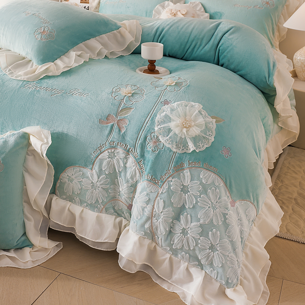 91家纺网 家纺一手货源 找家纺 孟鑫家纺 2025新款230g高克重韩版立体盘花牛奶法式雪纺花边绣花四件套床单床盖款被套-花期如梦系列 花期如梦-湖绿