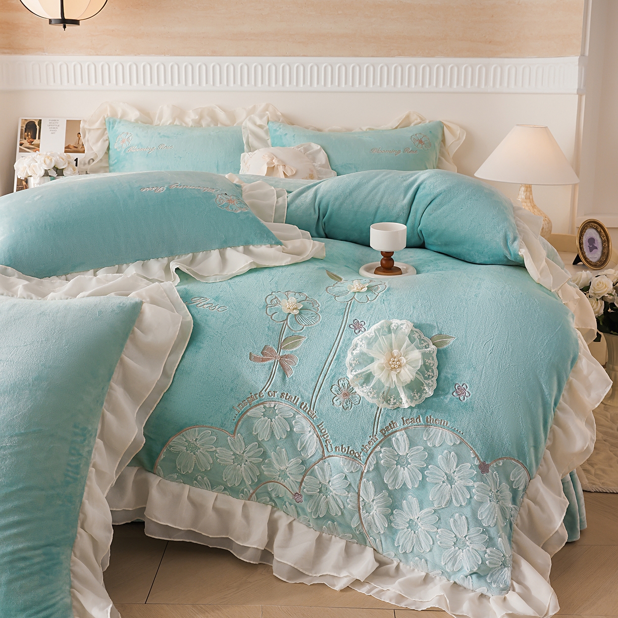 91家纺网 家纺一手货源 找家纺 孟鑫家纺 2025新款230g高克重韩版立体盘花牛奶法式雪纺花边绣花四件套床单床盖款被套-花期如梦系列 花期如梦-湖绿