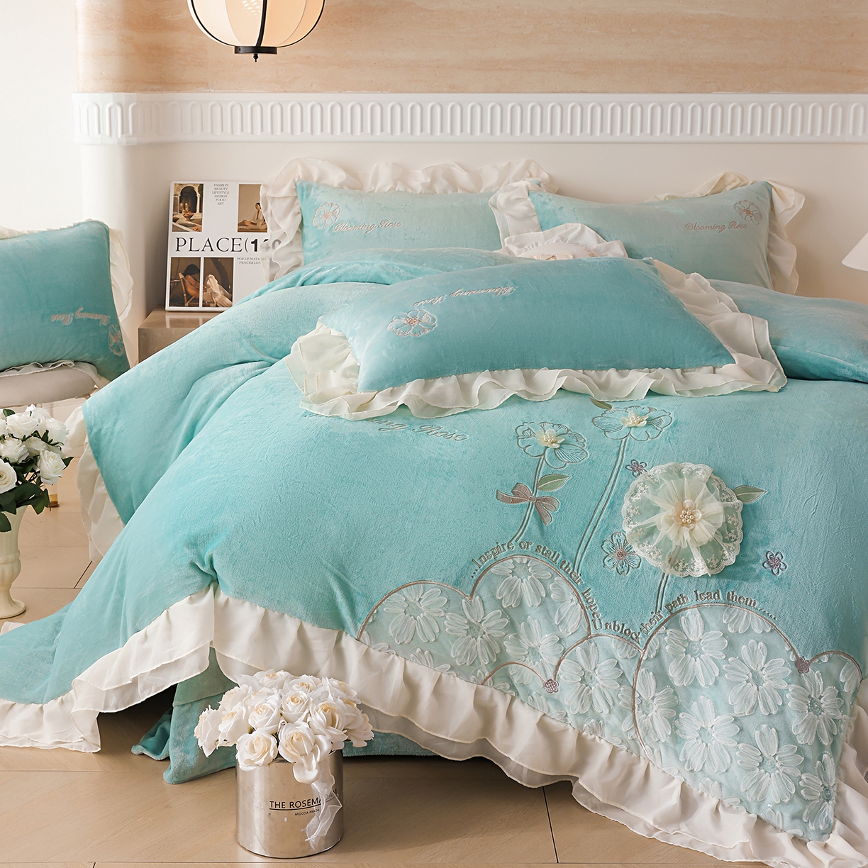 91家纺网 家纺一手货源 找家纺 孟鑫家纺 2025新款230g高克重韩版立体盘花牛奶法式雪纺花边绣花四件套床单床盖款被套-花期如梦系列 花期如梦-湖绿