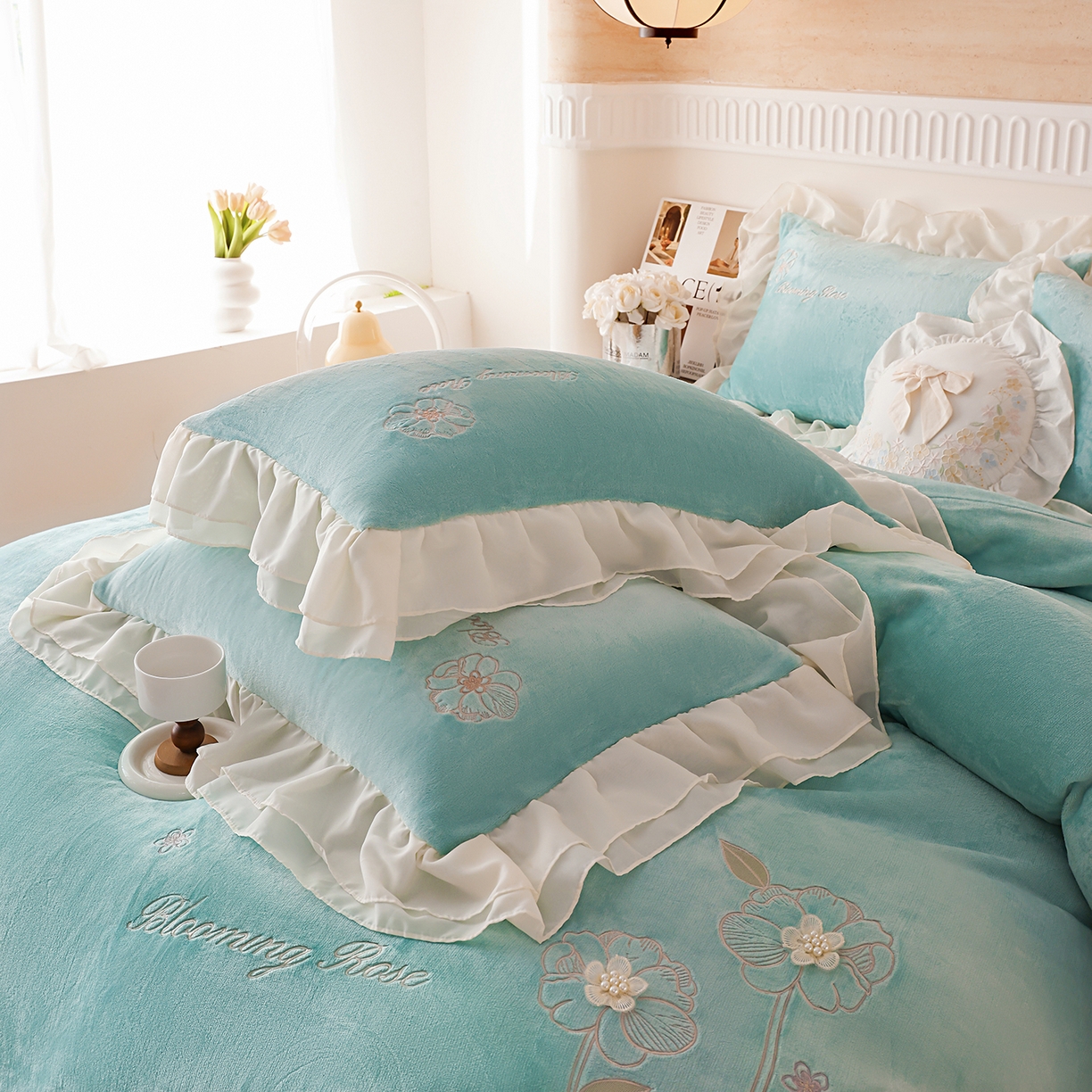 91家纺网 家纺一手货源 找家纺 孟鑫家纺 2025新款230g高克重韩版立体盘花牛奶法式雪纺花边绣花四件套床单床盖款被套-花期如梦系列 花期如梦-湖绿