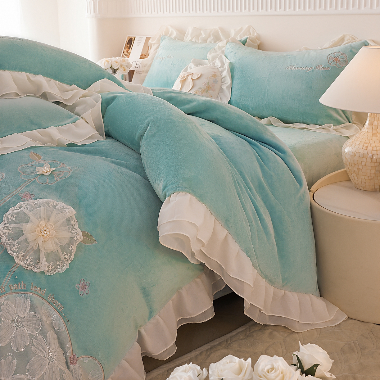 91家纺网 家纺一手货源 找家纺 孟鑫家纺 2025新款230g高克重韩版立体盘花牛奶法式雪纺花边绣花四件套床单床盖款被套-花期如梦系列 花期如梦-湖绿