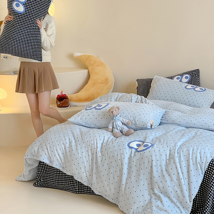 91家纺网 家纺一手货源 找家纺 （总）桃子家居 2025新款A类ins毛巾绣显眼包撞色格子玛卡龙加厚牛奶绒织标四件套时尚模特