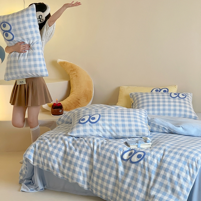 91家纺网 家纺一手货源 找家纺 （总）桃子家居 2025新款A类ins毛巾绣显眼包撞色格子玛卡龙加厚牛奶绒织标四件套时尚模特